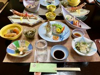 活き車海老のお刺身、車海老の塩焼き、えびフライを一通り楽しめるコースです。14品程。