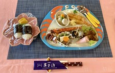 小学校低学年までで少食のお子様に丁度いいコースです。車海老の塩焼き、えびフライ等。