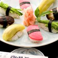美味しい寿司は魚介だけじゃない！　目にも楽しい彩りの『おやさいにぎり』もこの店の人気メニューのひとつ。椎茸、芽ネギ、赤かぶ、なす、酢飯に合わせてそれぞれ仕事が施された野菜は驚くほどの味わい深さです。