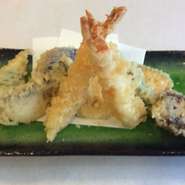 食材の旨みを引き立てる天ぷら油を使用。サクサクとした食感をお楽しみください。