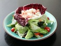 ズワイガニのほぐし身をタラコマヨネーズで和え、野菜と合せてドレッシングで。カニの甘みが引き立ちます。