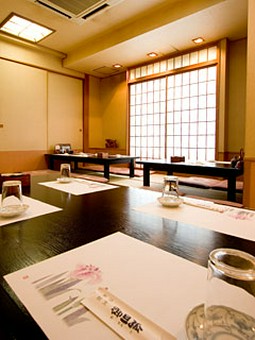 毎年畳を替えるお座敷は「御旦孤　船橋店」自慢のスペースです。