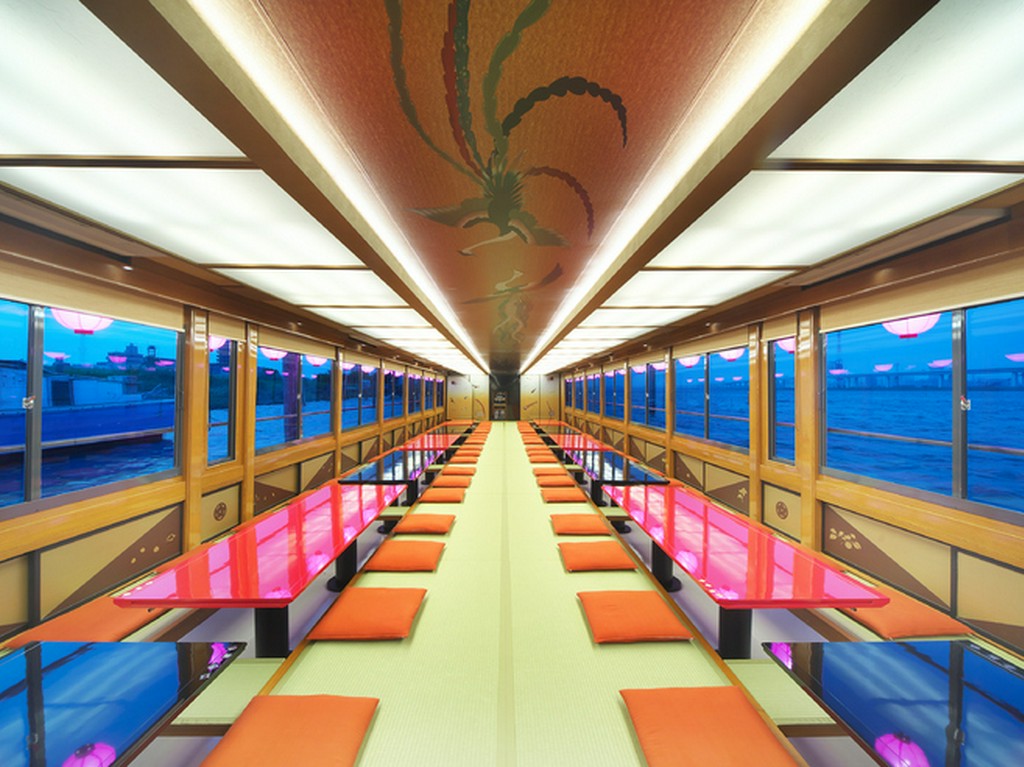 掘りごたつスタイルの綺麗な船内