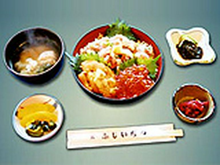 ボリューム満点の特三合丼です。