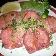 選び抜いた黒毛和牛のタンの中でも根元の霜降りの部分だけしか使わない極上品です。