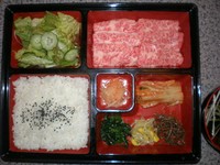 なんと黒毛和牛のカルビ通常1200円の肉が一人前入ってこのお値段おススメです。
