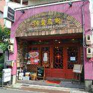 開放的な空間で親しい仲間と経験豊かなシェフならではの料理で、宴会を楽しむ。そんな思い出の残る時間を満喫できる一軒屋のレストラン。