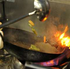 炎をあやつる独創的なシェフならではの料理。