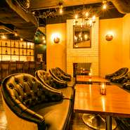 メインフロアにはネオンの光を放つアイランドカウンターを設置。DJ設備や大型スクリーン、プロジェクターも揃え、自由なスタイルでパーティーを開けます。最大300名まででウェディングの2次会も対応可能です。