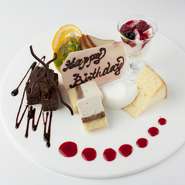 飲み放題付きコースにメッセージ入り特製デザート盛り合わせを付けることも可能です。誕生日や記念日、祝賀会、送別会など、大切な人をお祝いする際にぜひご活用ください。