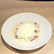 Spaghetti carbonara w/ black pepper