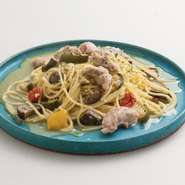 Spaghetti aglio e olio w/ lemon flavored salsiccia