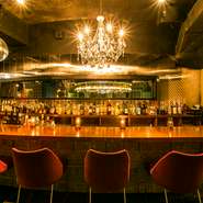 シャンデリアやミラーボールを配し、ニューヨークのサロンを思わせるスタイリッシュな空間。