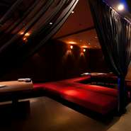 メインフロアから流れる音楽を聞きながら楽しめる半個室空間。キャパシティは最大8名までです。