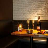 ソファをL字型に配したデートにおすすめの半個室は、2名×4テーブルあります。