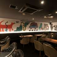 POPな壁面のイラストが解く量的なラグジュアリーな空間。
ドラマの撮影にも多数使用して頂いてます♪