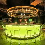 ネオンが華やかなアイランドカウンター。DJ設備や大型スクリーンにプロジェクターなども揃えています。