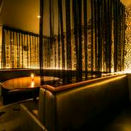 半個室のボックスシートや20名が座れる完全個室など、さまざまなスペースがあり、女子会や合コンなどにもぴったりです。クラブのような華やかな空間で、フレンチベースのハイレベルな料理が楽しめます。