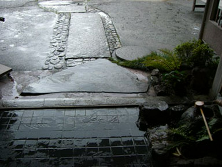 打ち水した玄関