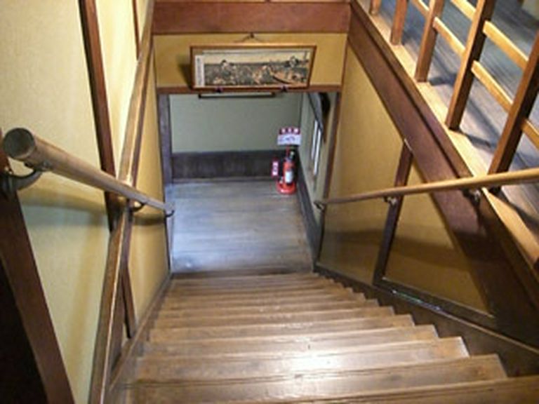 御二階にご案内を指せて頂きます