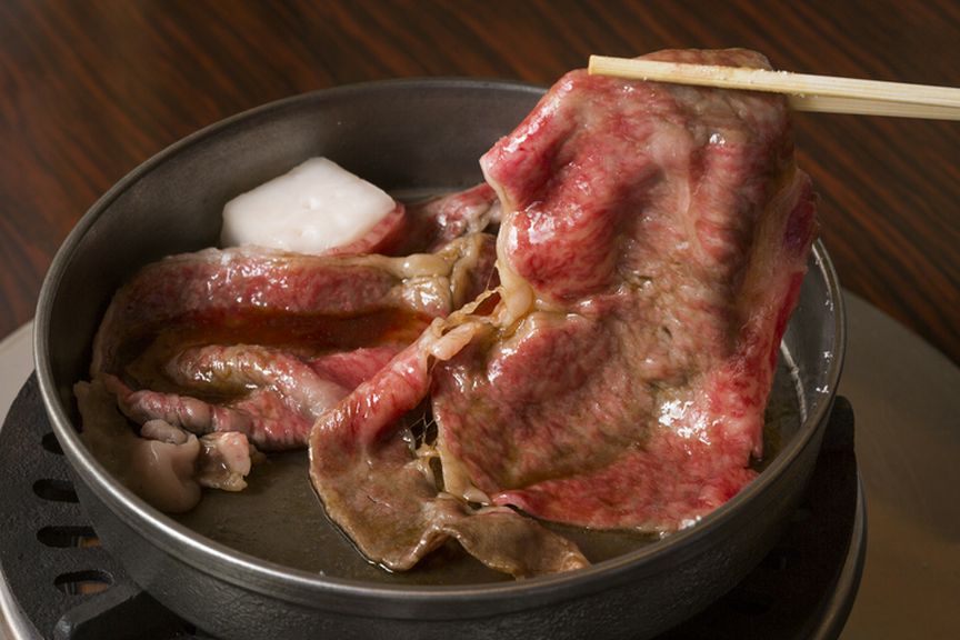 割り下を使わずに砂糖と醤油だけで味付けするのが当地流