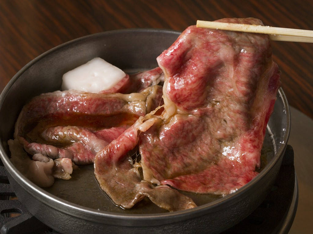 割り下を使わずに砂糖と醤油だけで味付けするのが当地流