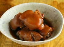 奄美の黒糖と醤油、焼酎を使い、3時間煮込んだ『豚足の黒糖煮』