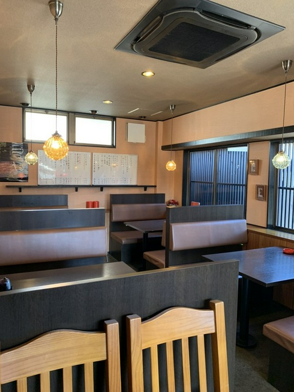 お年寄りや、身体の不自由な方にも安心のテーブル席