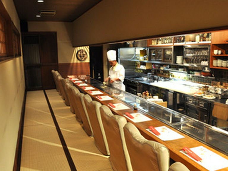 落ち着いたカウンター席