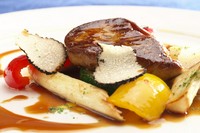 フランスの最上のフォアグラをメイン料理としてトリュフのソースでお召し上がりいただけます。
