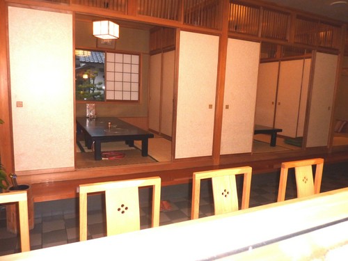 落ち着いた雰囲気のカウンター席は2名様前後のご利用にお勧め