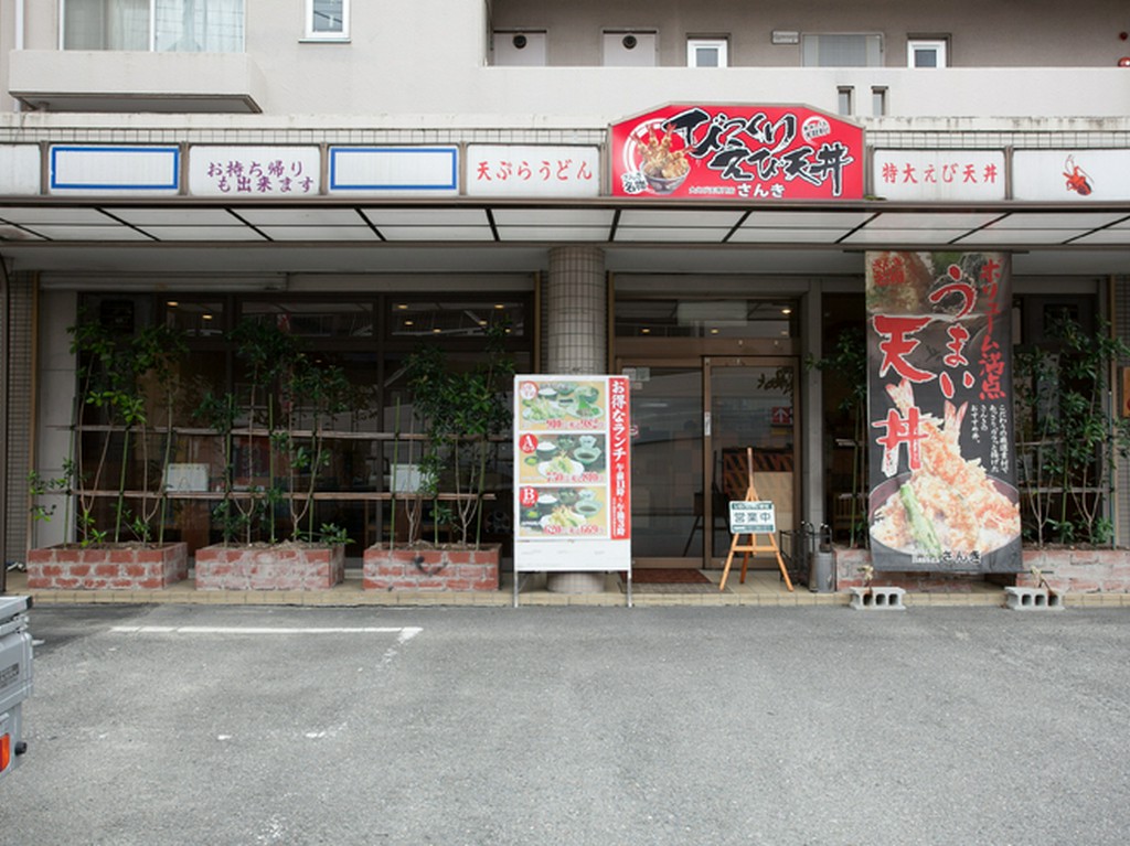 目の前のショッピングセンターでお買い物の後で、休憩に最適です