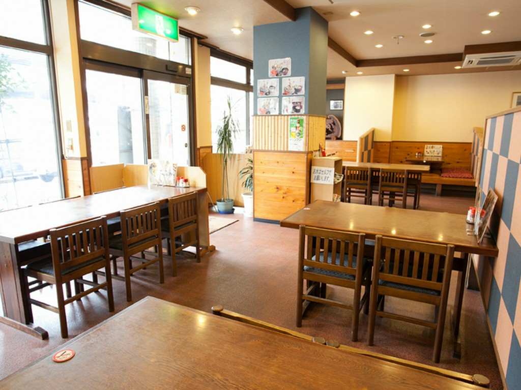 お仕事の合間のランチ休憩にも最適なテーブル席