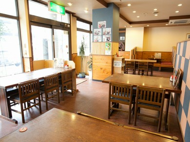お仕事の合間のランチ休憩にも最適なテーブル席