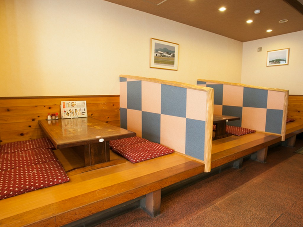 小上がりの座敷席は、高めの仕切りがポイントです