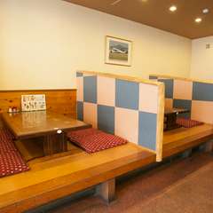 小上がりの座敷席は、高めの仕切りがポイントです