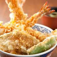 天丼のたれは、くどさを感じない甘めの味わい。天ぷらの美味しさを引き立てるだけではなく、ご飯がすすむ絶妙のバランスです。丼の中のすべての食材を引き立て、全体を引き締める重要な役割を担っています。