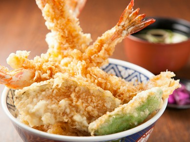 厳選したごま油でさっくり揚げた名物“大海老天丼”の専門店