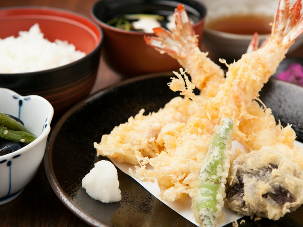 さっくさくのころもとごま油の香ばしさを楽しめる『えび天定食』