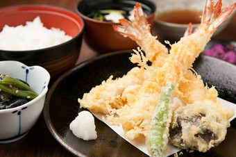さっくさくのころもとごま油の香ばしさを楽しめる『えび天定食』