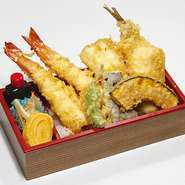 よくばりメニュー！
天然海老天2 本と新鮮な穴子に加えて、メコチ、イカも！

天然海老天2本・活〆穴子天・イカ天・メコチ天・かぼちゃ・なす・ ししとう