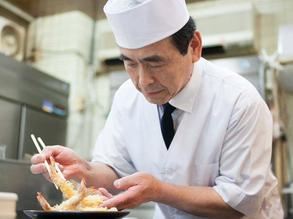 大胆かつ繊細な盛り付け。この道20年の匠の技が光ります