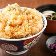 想像以上にたっぷりと、「えび」と「小柱」が入っている『かき揚げ』は、女性にもちょうどいい量。