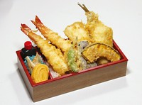 よくばりメニュー！
天然海老天2 本と新鮮な穴子に加えて、メコチ、イカも！

天然海老天2本・活〆穴子天・イカ天・メコチ天・かぼちゃ・なす・ ししとう