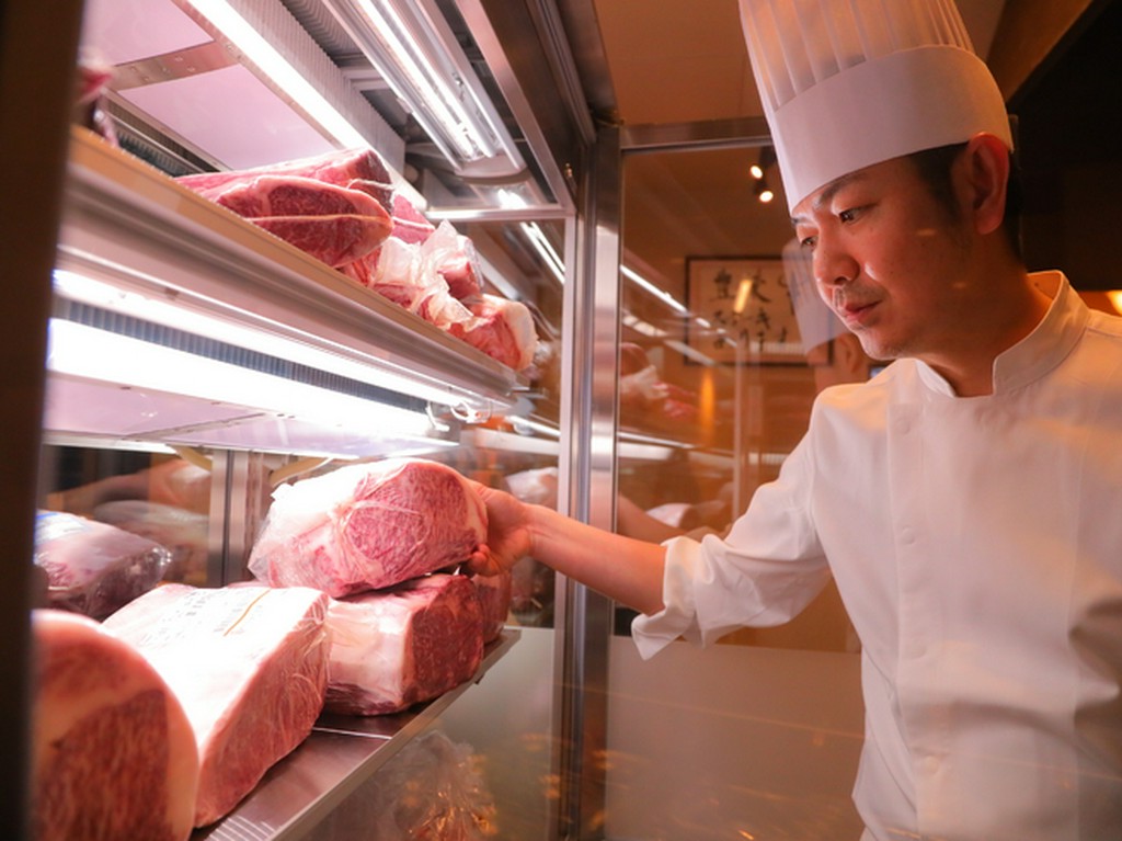 本格鉄板焼ステーキをオーナー自ら焼きあげる