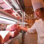 本格鉄板焼ステーキをオーナー自ら焼きあげる