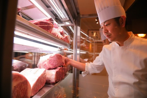 本格鉄板焼ステーキをオーナー自ら焼きあげる