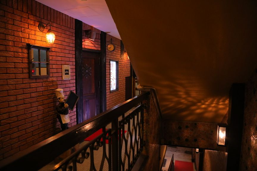 大人の隠れ家のように佇む(ソムリの看板が目印)