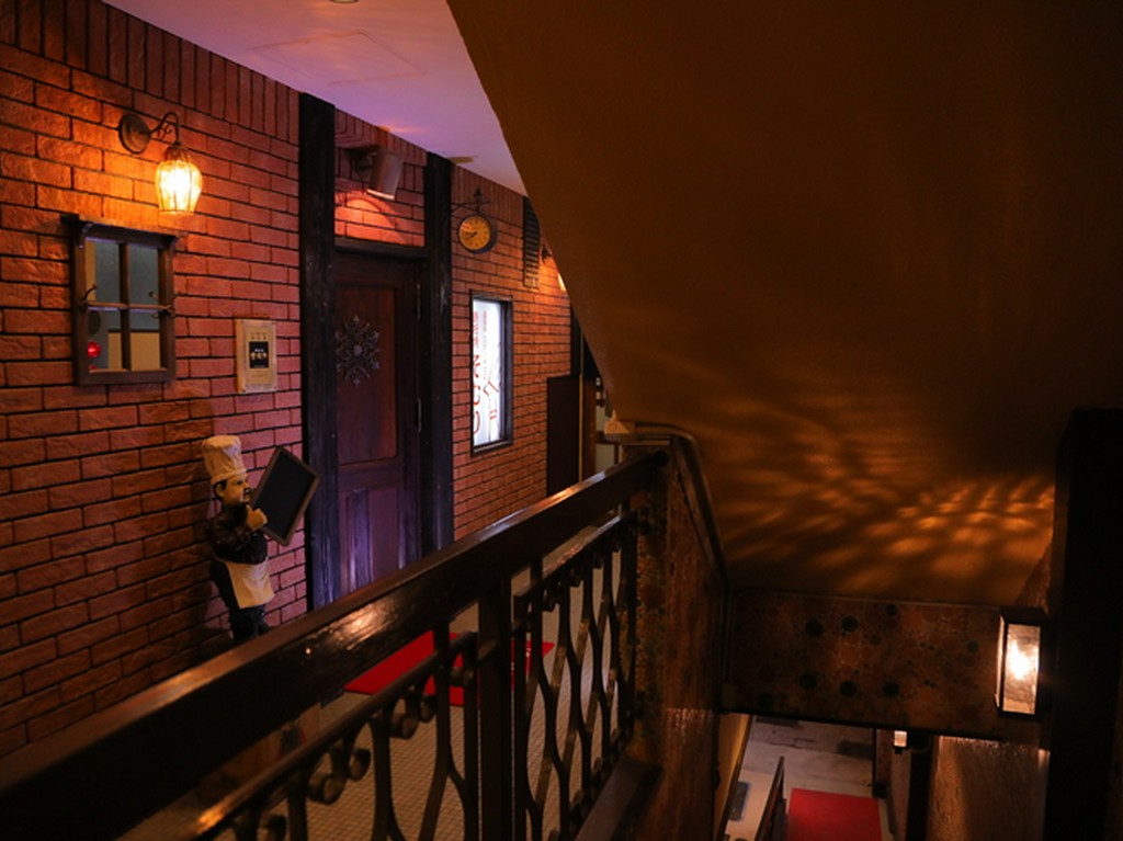 大人の隠れ家のように佇む（ソムリの看板が目印）