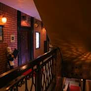 大人の隠れ家のように佇む（ソムリの看板が目印）